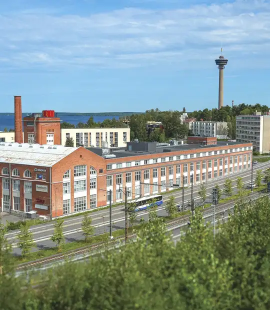 Haarlan tehdas ja Coresbondin toimistorakennus, Tampere-maisema taustalla